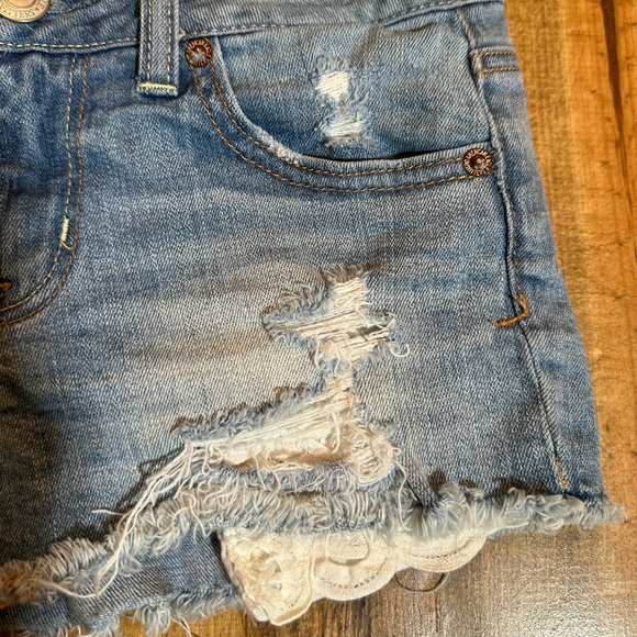 Women’s American Eagle Shortie Denim Shorts. Eyelet distressed. Size 0 - Picture 3 of 6